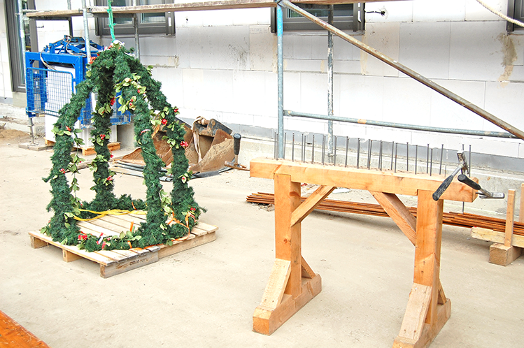 MBR Architekten Bauprojekt Richtkrone beim Richtfest