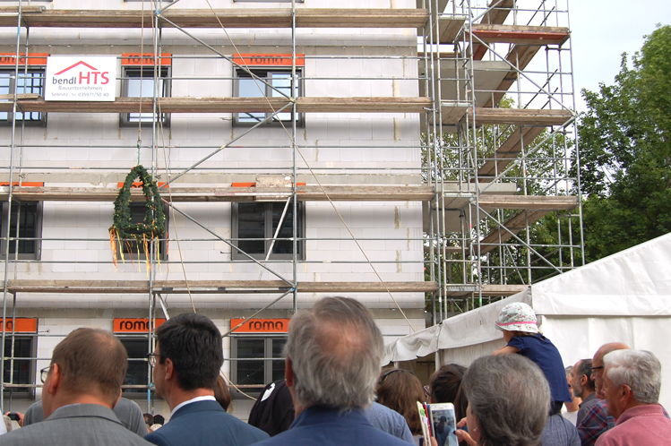 MBR Architekten Bauprojekt Besucher beim Richtfest