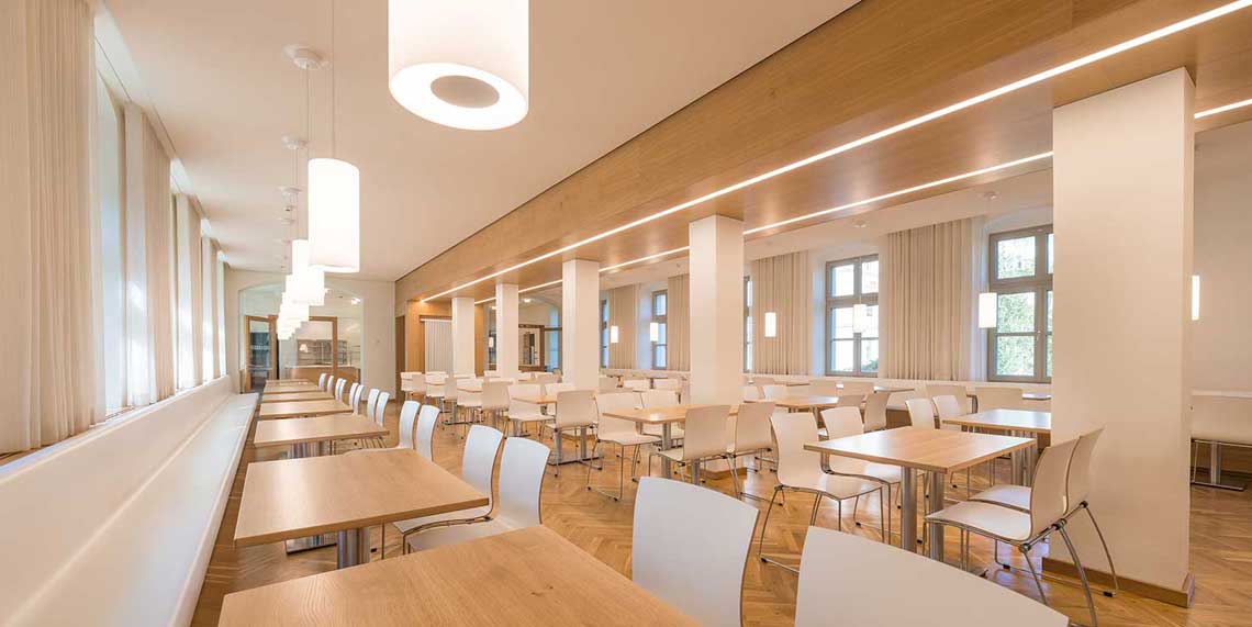 Verwatungsbau mit Mitarbeiterestaurant - Umbau und Sanierung